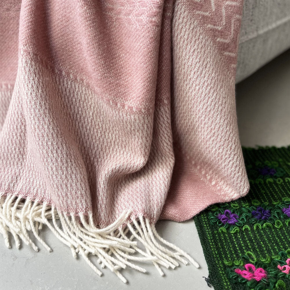 Malagoon Uptown throw - pink - 140x200cm 100% wool